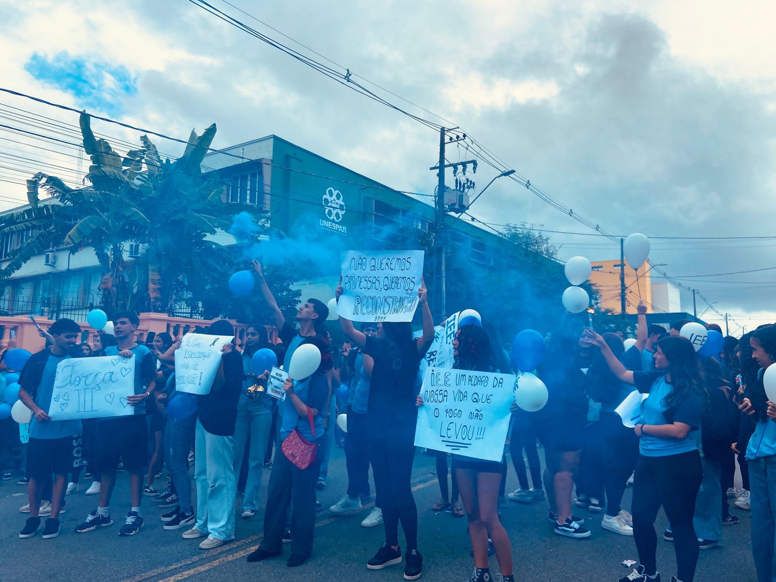 Manifestação reúne estudantes e comunidade para homenagear o Instituto de Educação em Paranaguá
