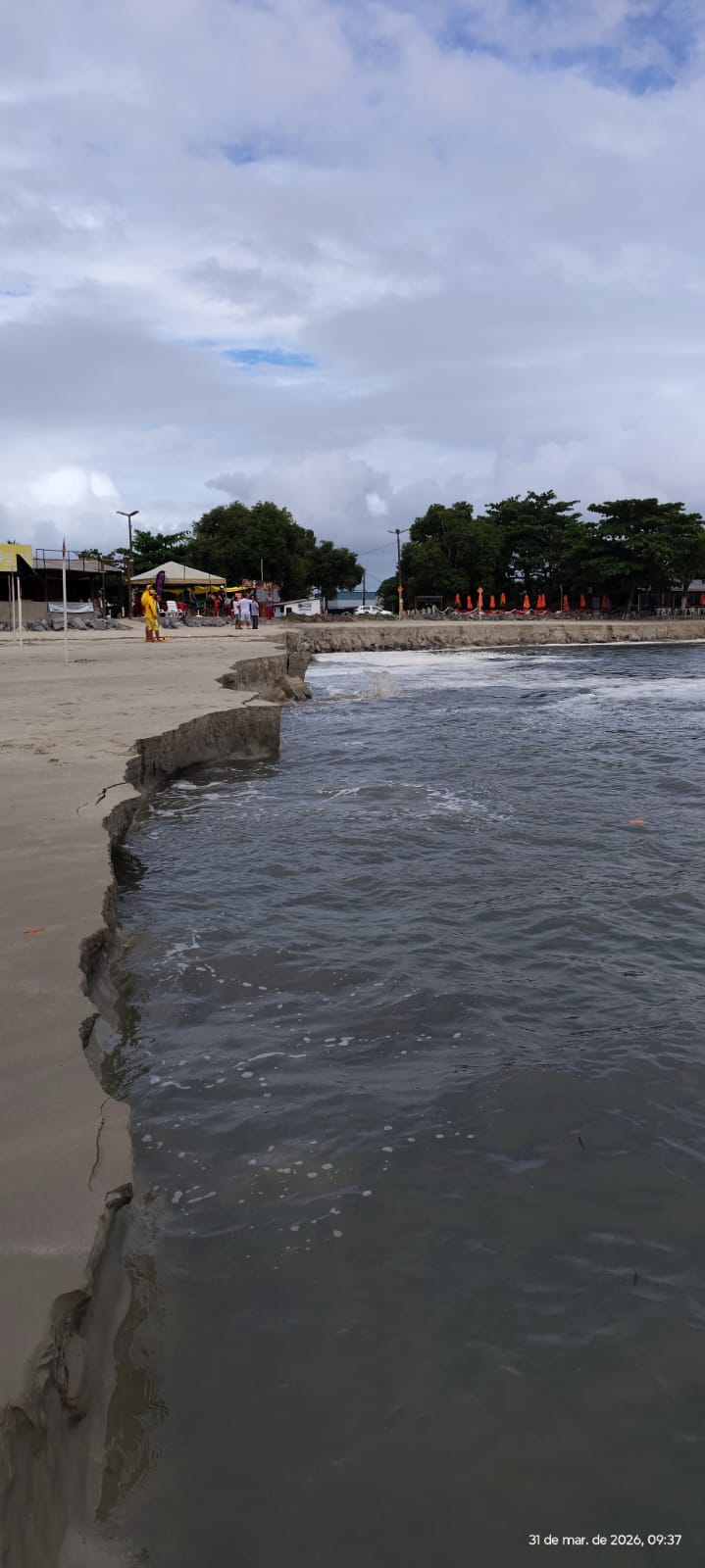 Força da maré ameaça obra dos molhes, em Pontal do Paraná