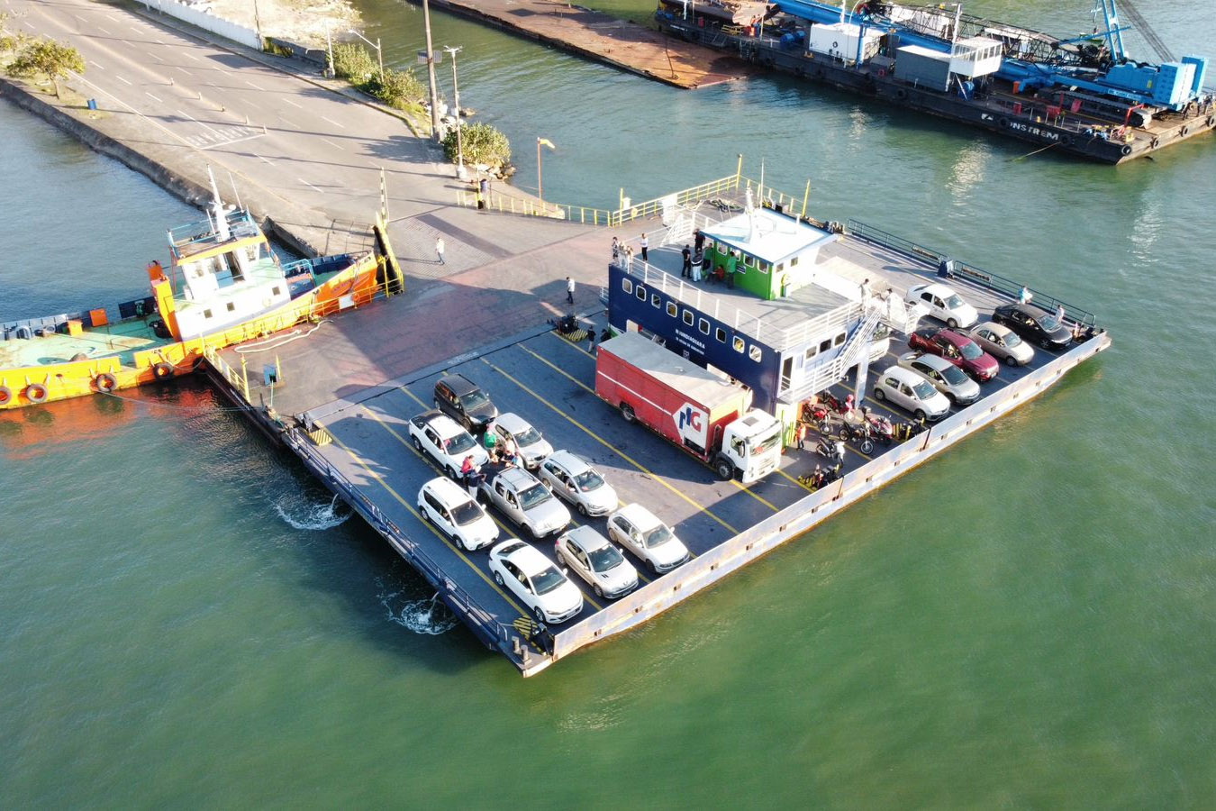 No primeiro final de semana do verão, Guaratuba fica com acesso de retorno ao ferry boat limitado