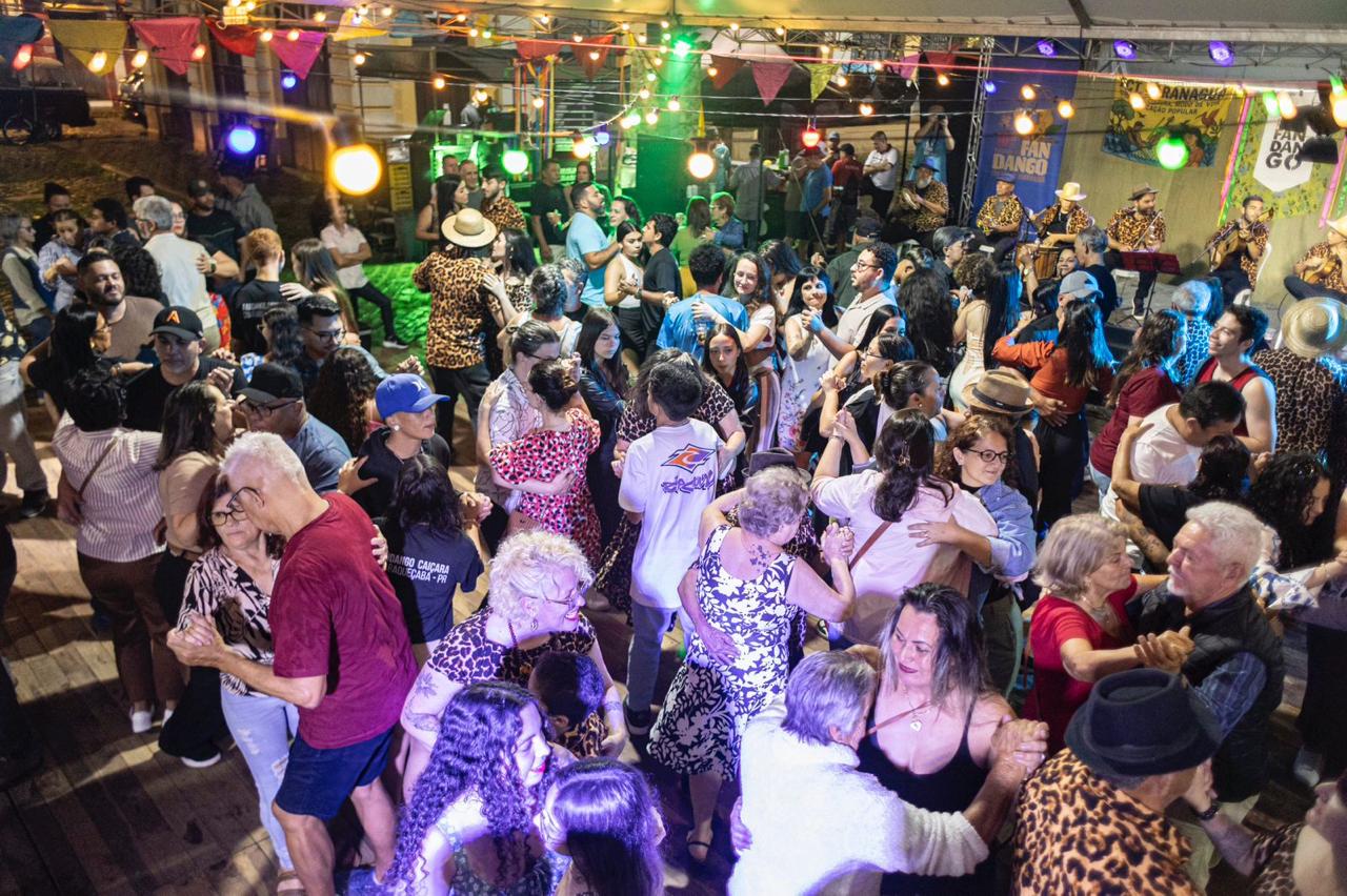 Baile de Fandango leva a folia de Carnaval para a Ilha do Mel