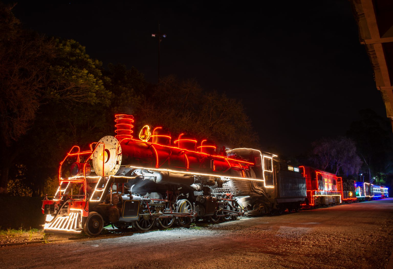 Maria Fumaça Iluminada traz Papai Noel pelos trilhos até Paranaguá, nesta quinta-feira (11)