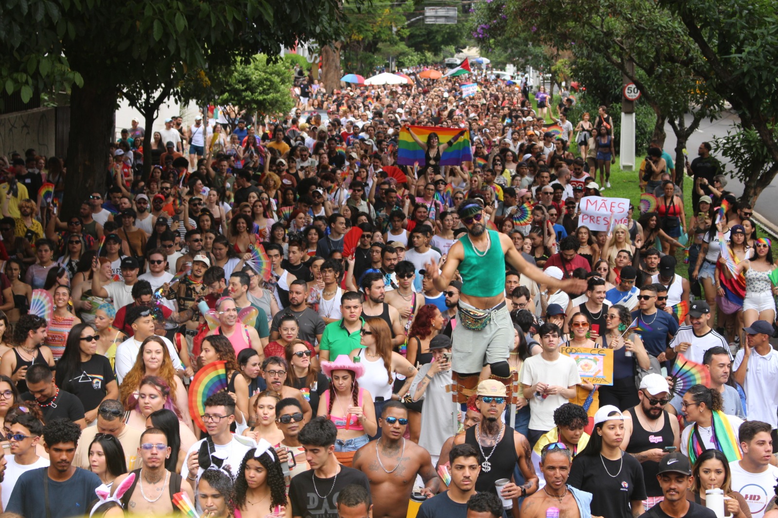 Parada LGBTQIA+  toma as ruas e ecoa grito pelo fim do feminicídio; veja fotos