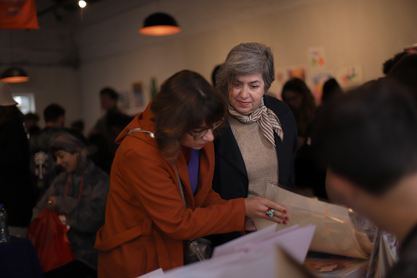 Feira Tramoia retorna ao centro de Curitiba neste sábado (7) com foco na arte impressa e no encontro fora das telas
