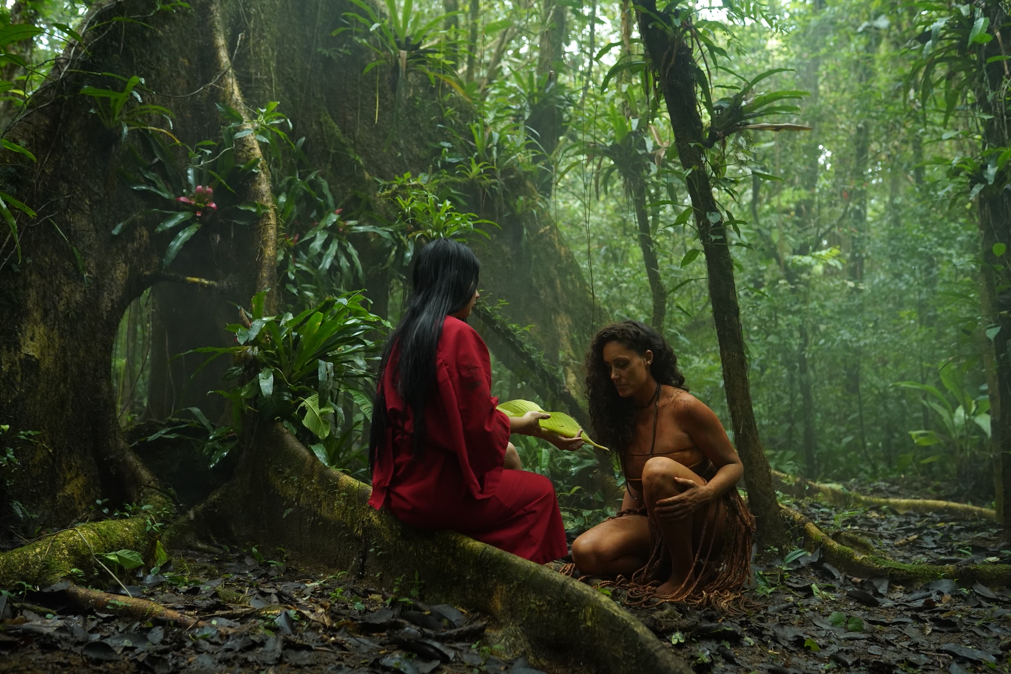 Paranaense Raíssa Fayet resgata ancestralidade em 'Raízes', álbum que mistura ativismo e sons alternativos