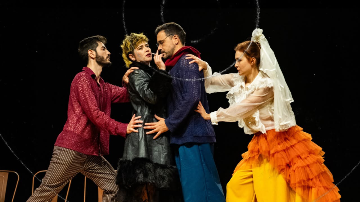 “Amores Difíceis” da Súbita Companhia de Teatro chega ao Campo das Artes com sessões gratuitas e transporte saindo de Curitiba