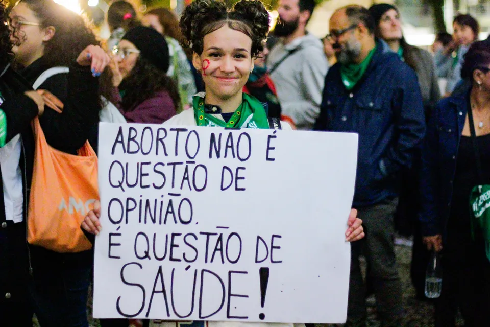 PL que exige relatórios detalhados sobre abortos volta à CCJ após pressão da oposição