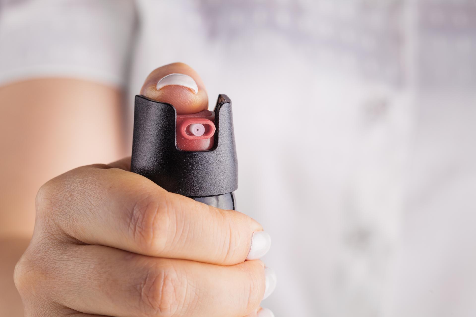 Lei libera spray de pimenta para mulheres. Entenda as regras de cadastro e restrições de uso