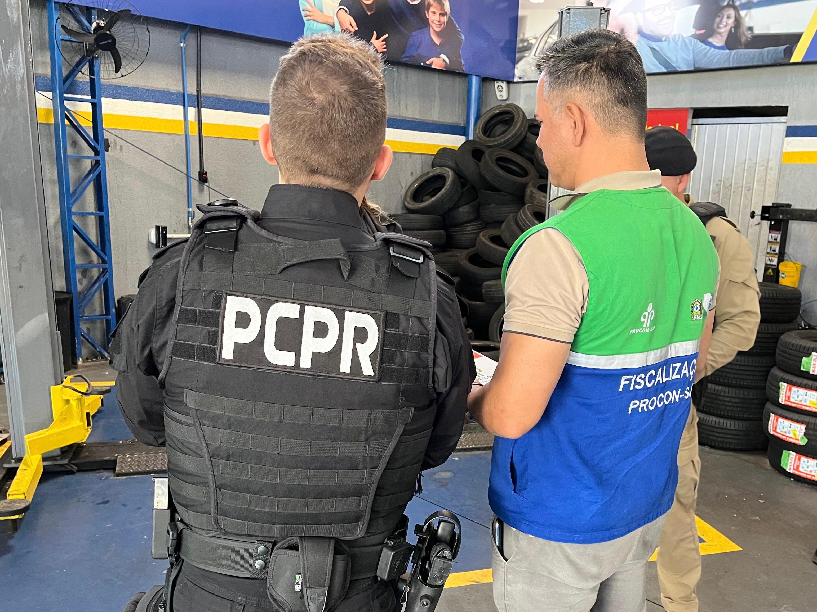 Polícia e Procon interditam empresa de pneus por práticas abusivas em Curitiba e SJP