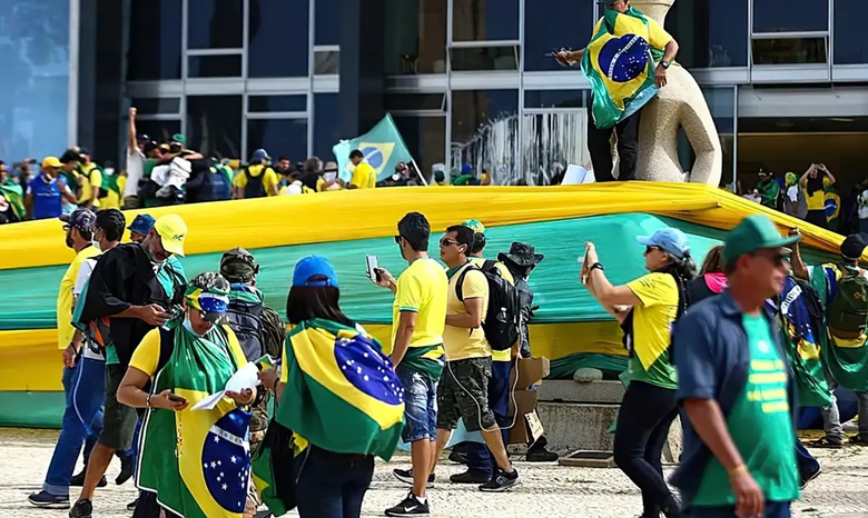 Curitiba, Londrina e Maringá fazem ato pró-democracia