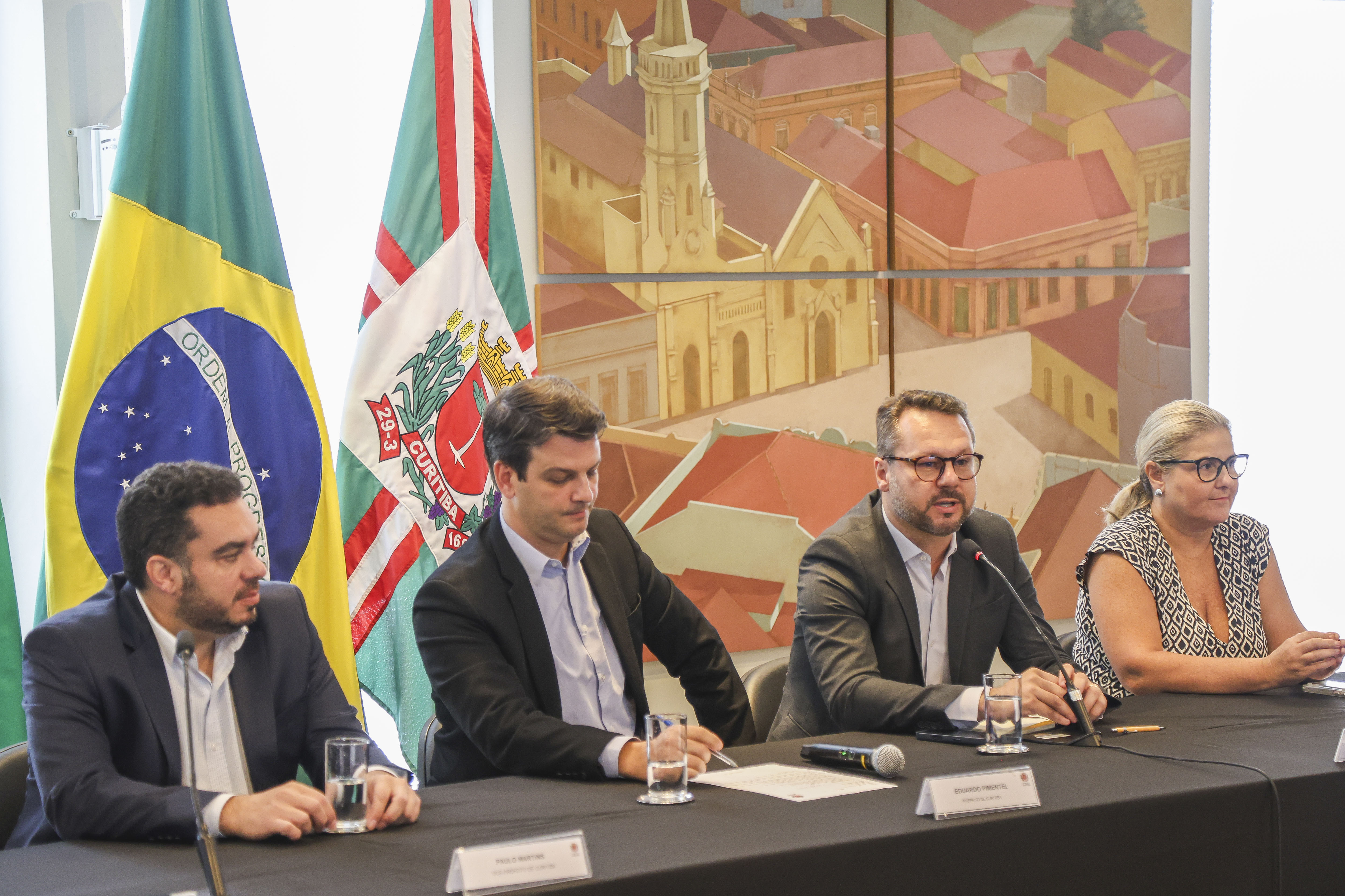 Eduardo Pimentel em reunião com secretariado