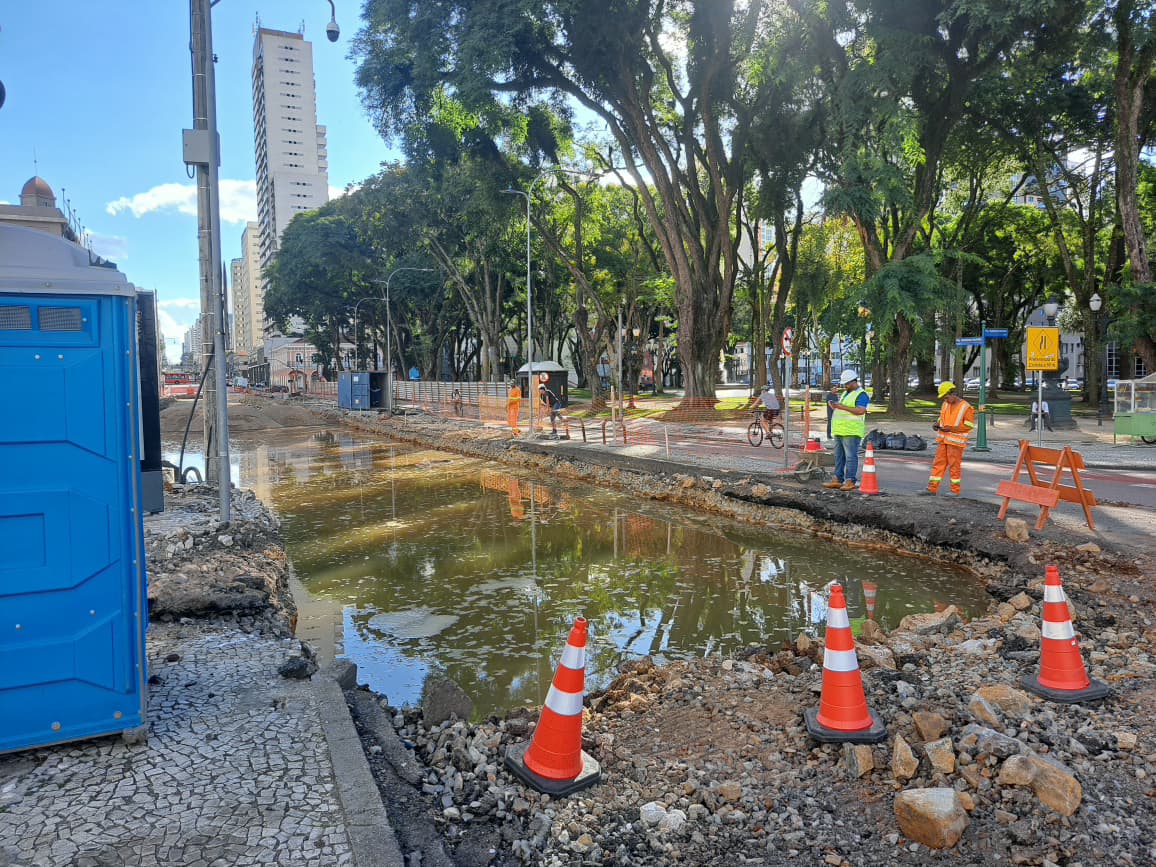 Obra do BRT na Praça Eufrásio Correia é alagada após duto de água ser atingido