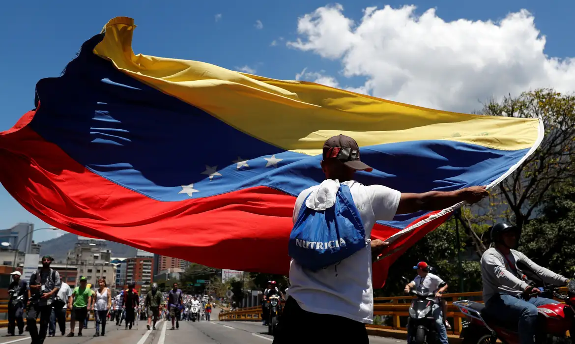 Paraguai e Argentina impõem restrições a aliados de Maduro; Foz mantém registro constante de venezuelanos