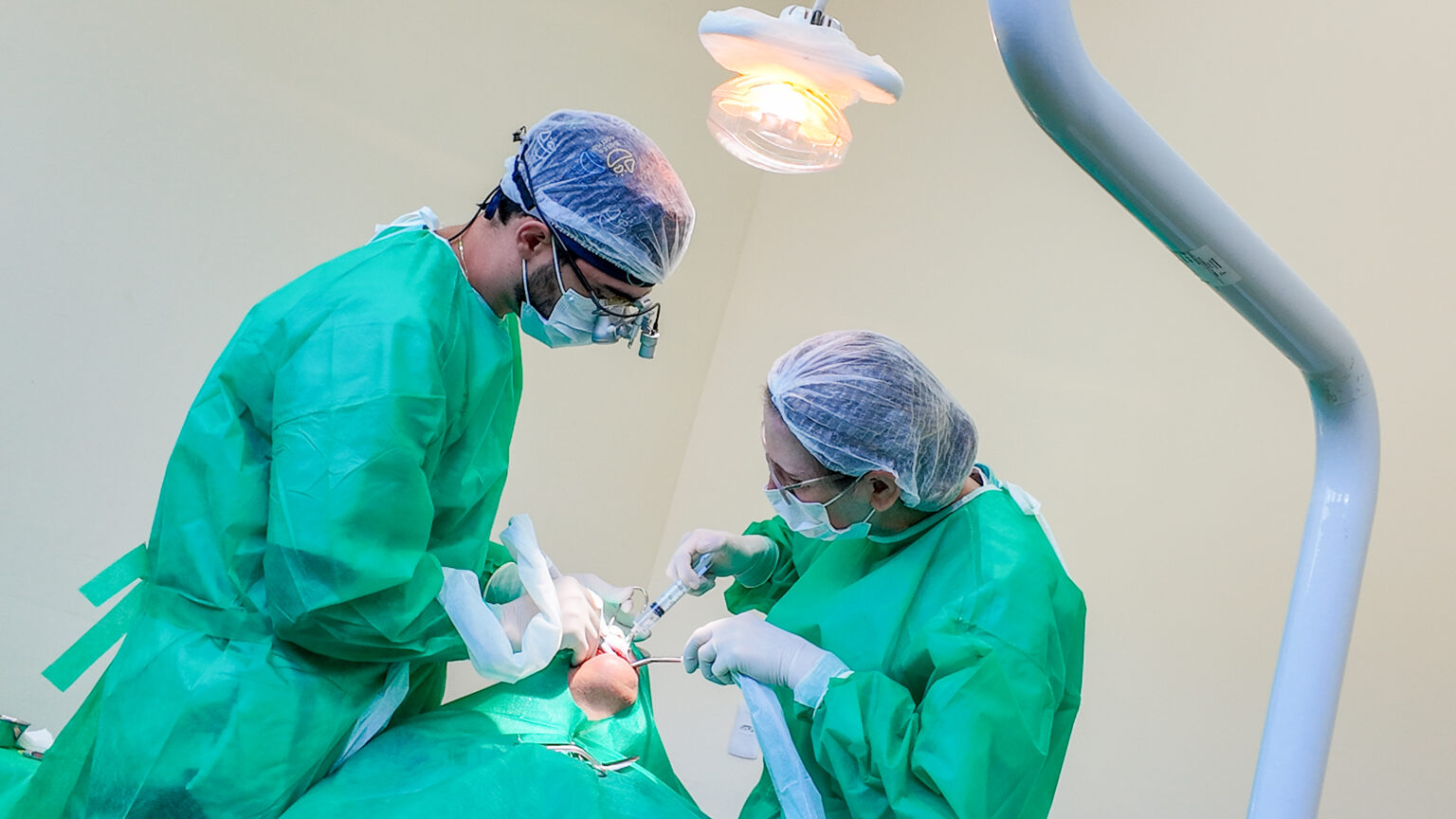 Foz passa a oferecer implantes dentários pelo SUS e inicia tratamento antes restrito à rede privada