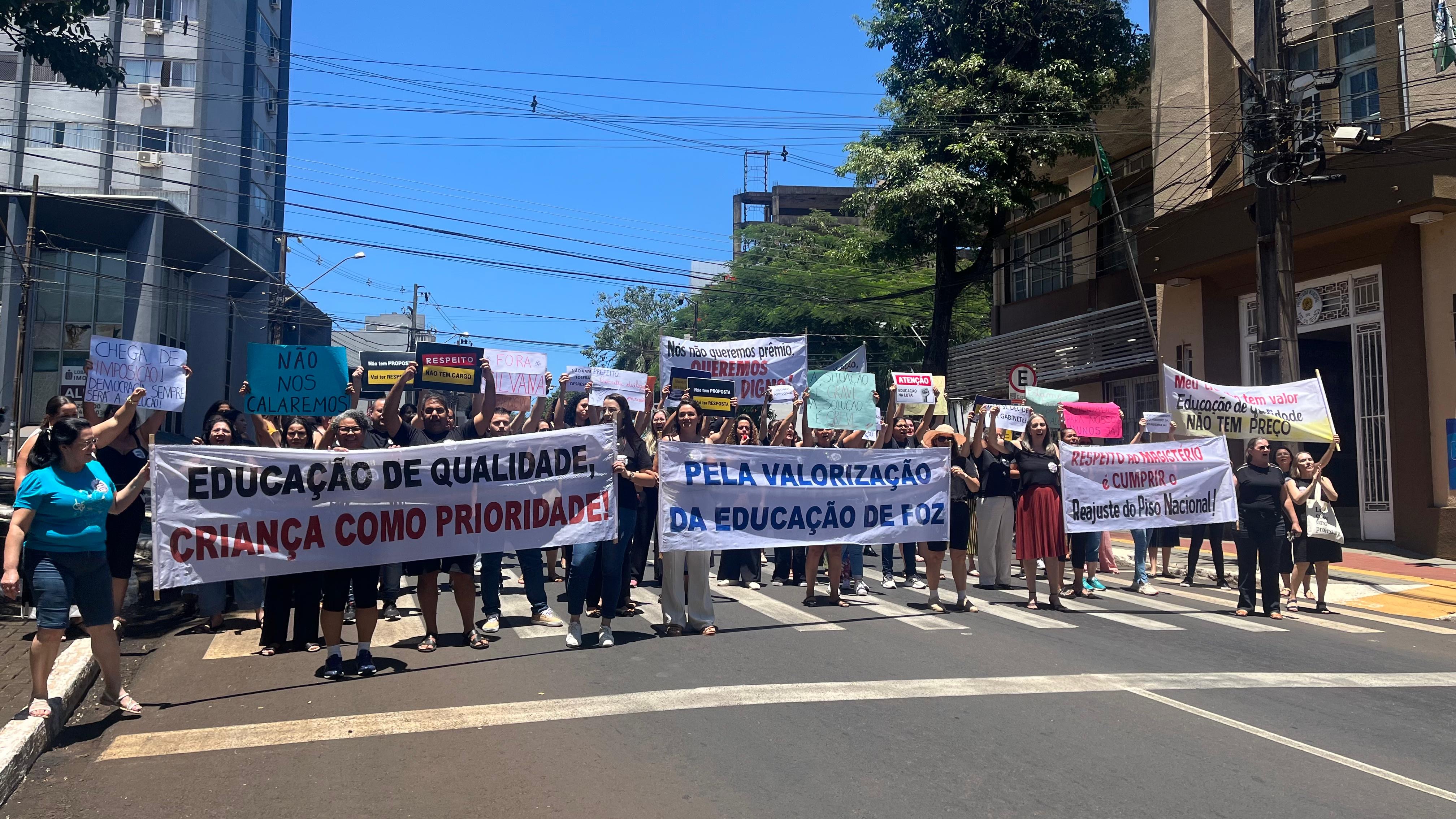 Foz do Iguaçu inicia ano letivo com professores da rede municipal sob estado de greve
