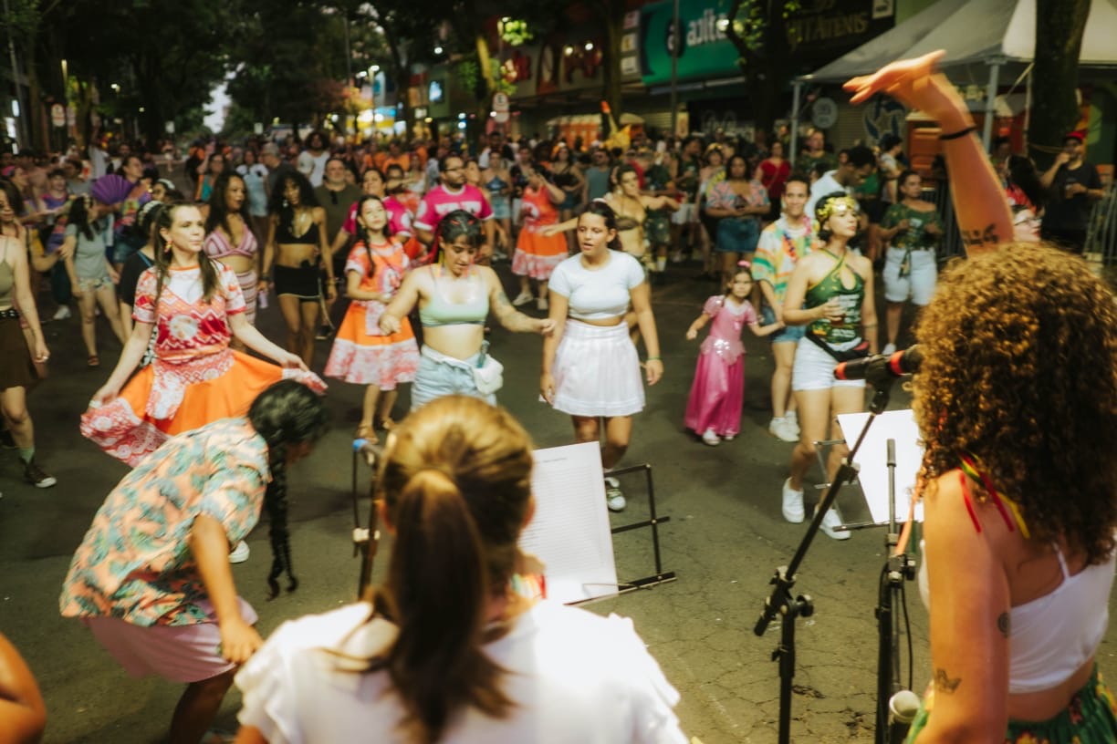 Carnaval da Brasil chega à 4ª edição e fecha a noite com desfile da Mocidade do Porto Meira em Foz