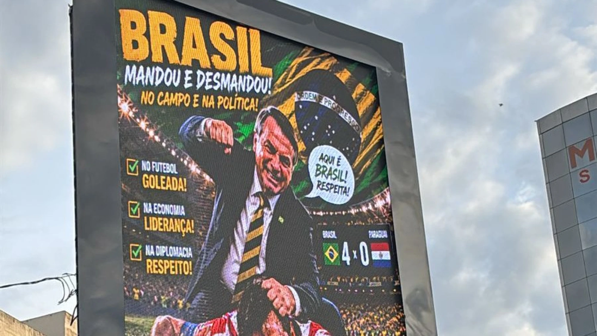Montagem com Bolsonaro exibida em telões leva à derrubada de painel e abre investigação em Ciudad del Este