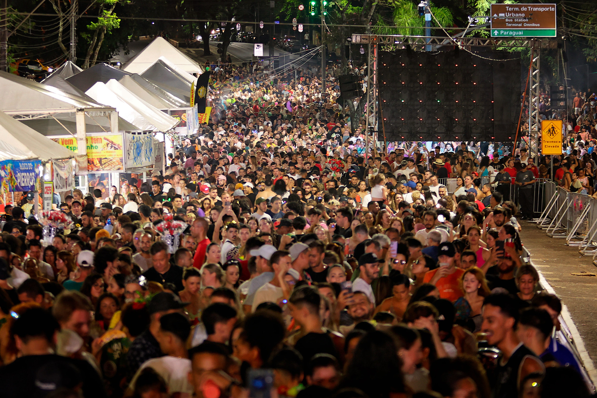 Rei Momo recebe a chave e abre nesta sexta o carnaval de Foz do Iguaçu