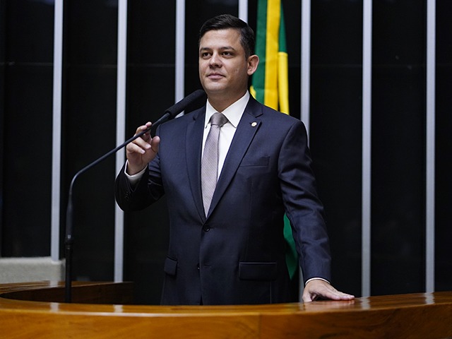 Metade da bancada federal do Paraná assina emenda que pode adiar fim da escala 6x1 para 2036; confira os nomes