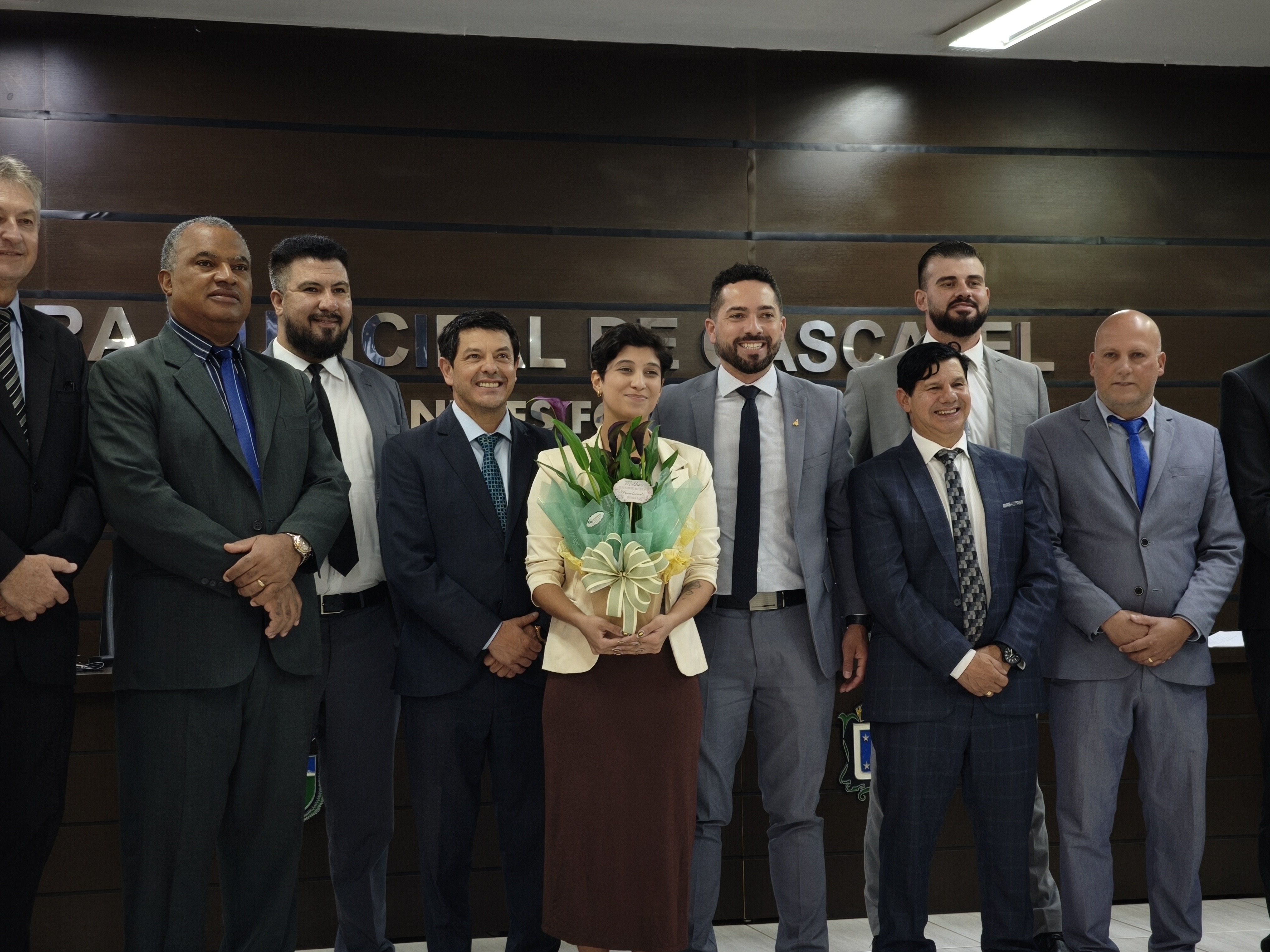 Após ter projeto com recorte de gênero adiado por cinco sessões, vereadora recebe flores pelo Dia da Mulher