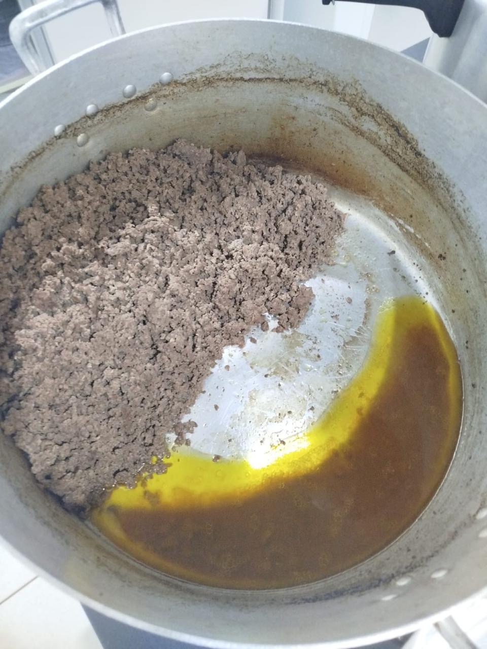 Fotos da merenda em Foz exibem gordura separada da carne servida em CMEIs