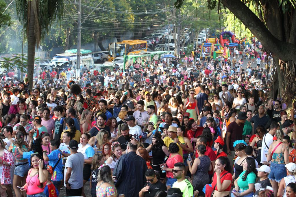 Com cinco noites e 45 atrações locais, Foz Folia 2026 negocia com Só Pra Contrariar